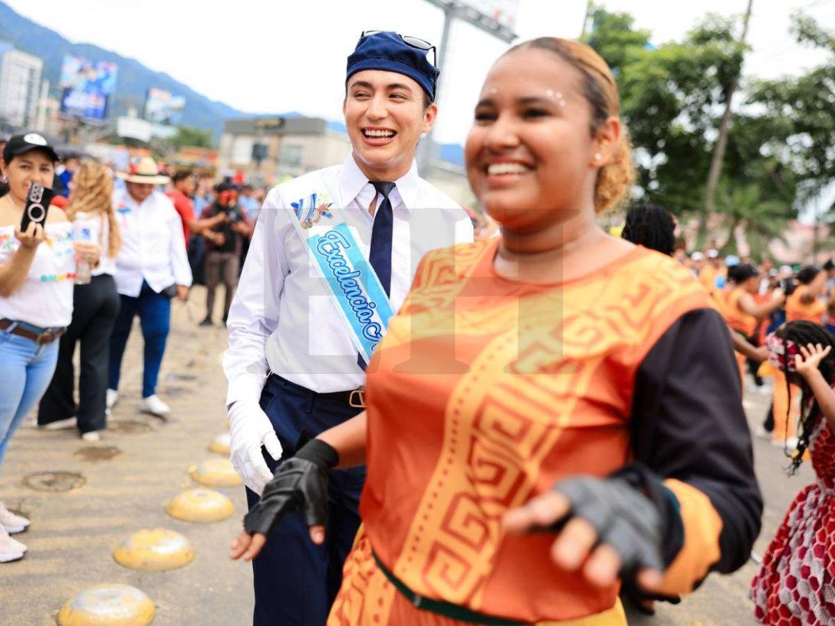 La Bicha Catracha se roba el show en los desfiles de San Pedro Sula