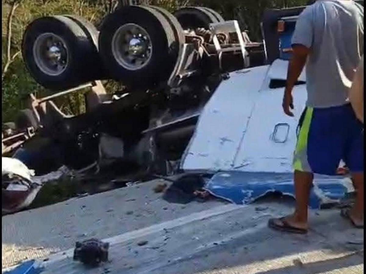 Bus destrozado y heridos tirados en la vía: primeras imágenes del accidente en Ceibita, Quimistán