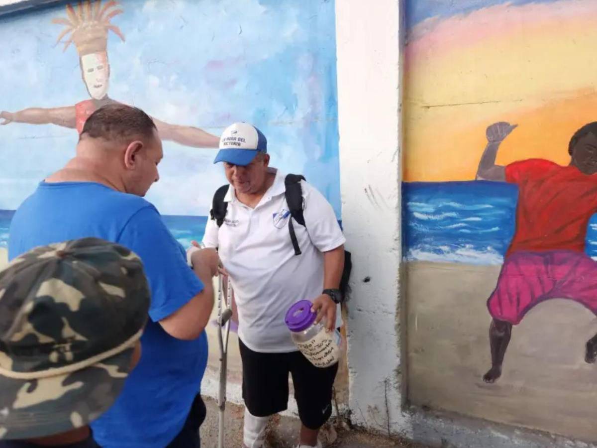 Legendario cronista deportivo ahora pide en las calles de La Ceiba para sobrevivir: su cruel situación