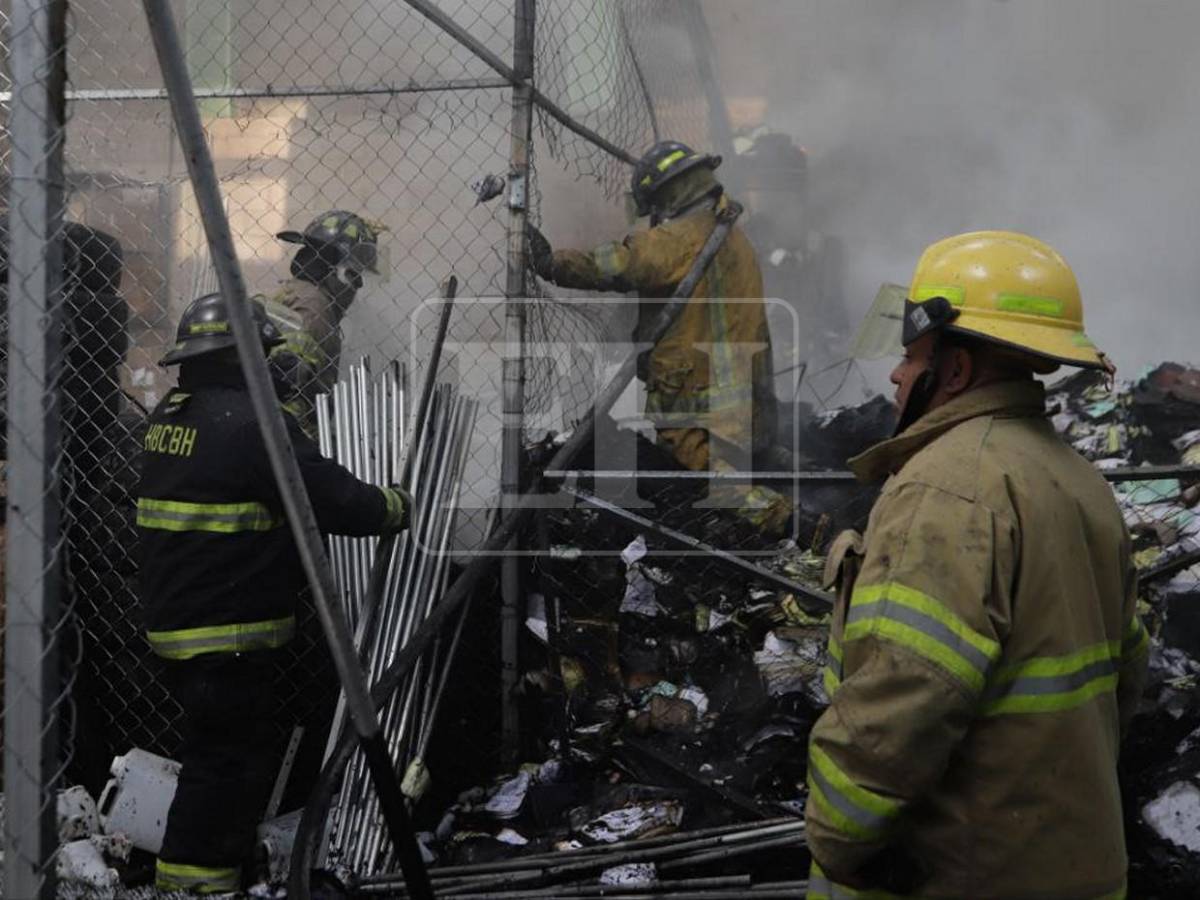 Incendio consume bodega de Migración en colonia Quezada, cerca del Juana Laínez