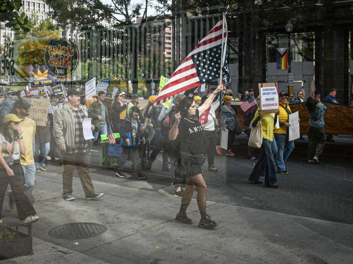 Miles de personas en todo EE.UU. protestan contra Trump: No queremos Reyes