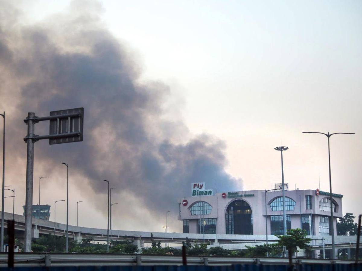 Sin vuelos por varias horas: incendio en aeropuerto de Bangladesh genera caos aéreo