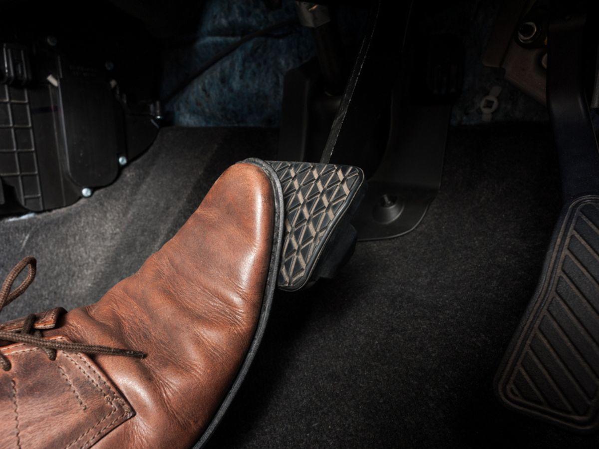 Malos hábitos al conducir: ¿Cuáles son los más dañinos?