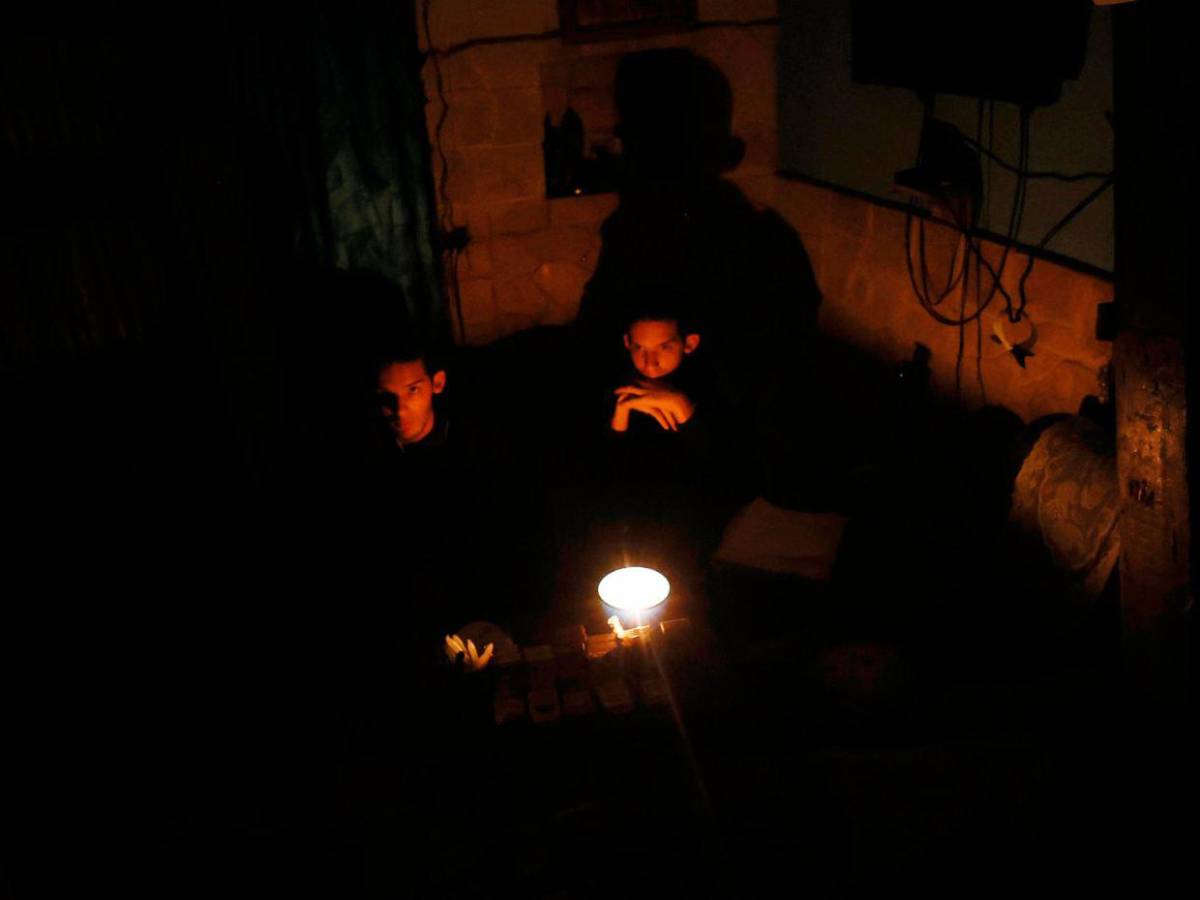 Cuba, tras 16 horas en apagón total, da primeros pasos para recuperar la luz