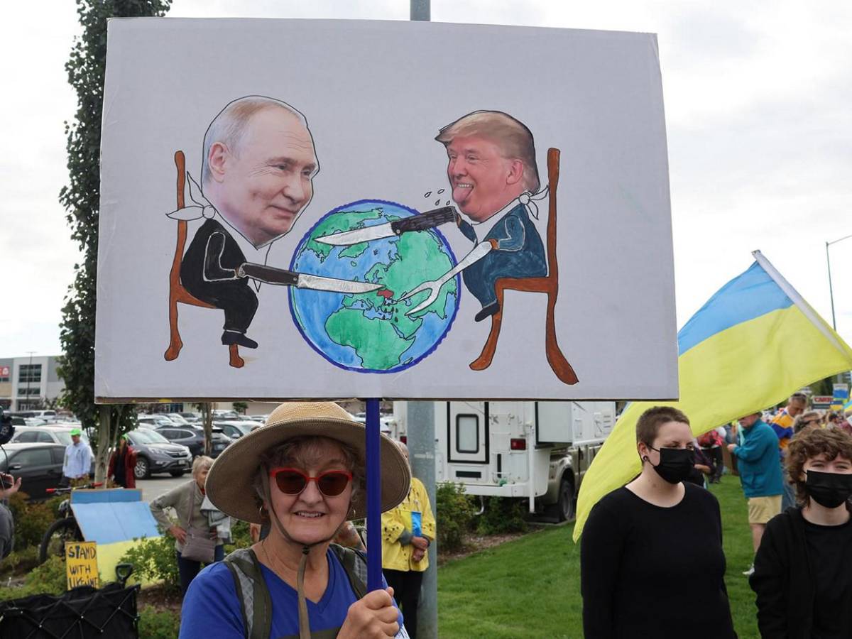 Entre alfombra roja y carteles de rechazo: así fue recibido Putin en Alaska