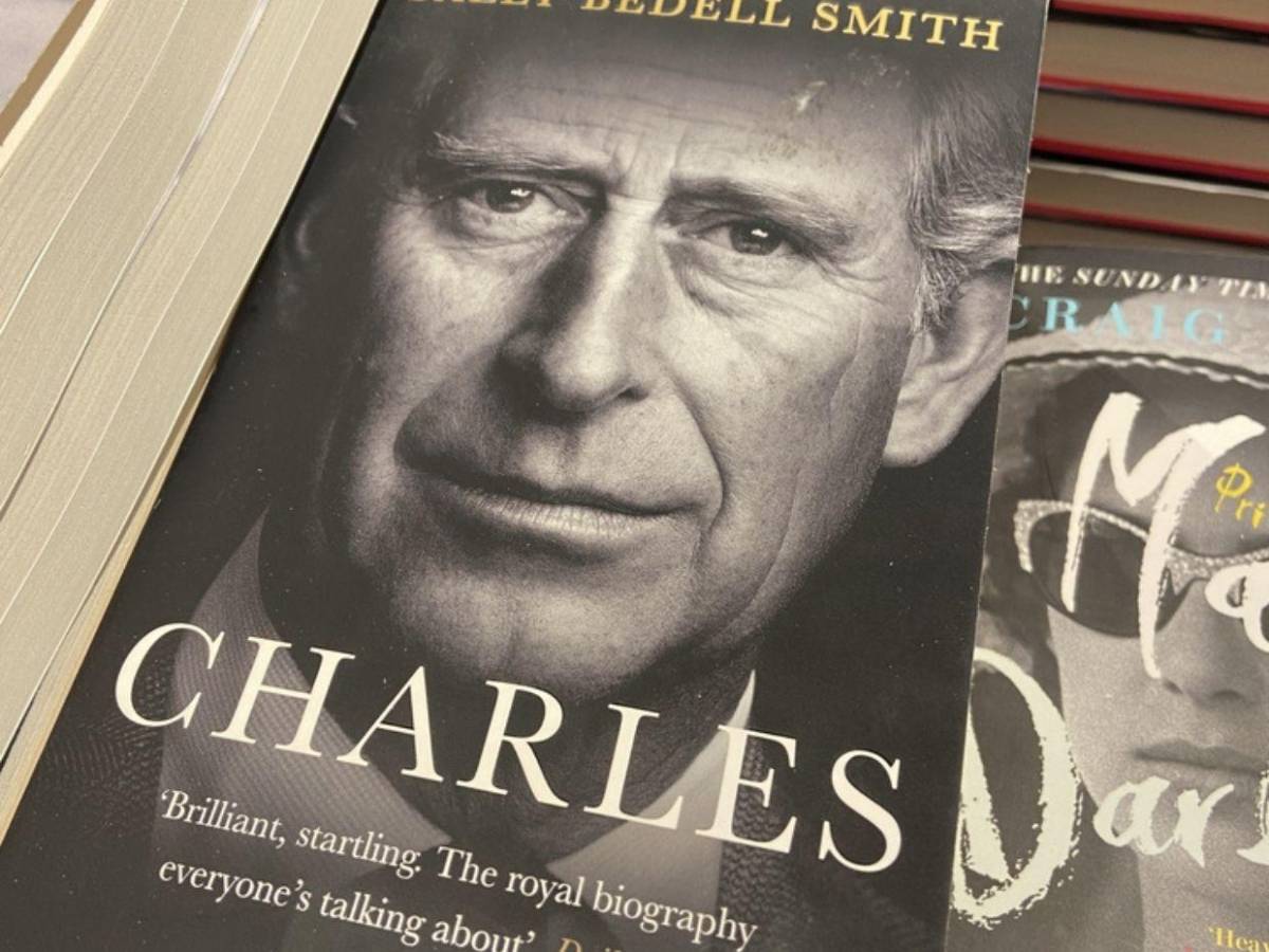 Lectura de labios revela el mordaz comentario de Harry durante coronación del rey Carlos III