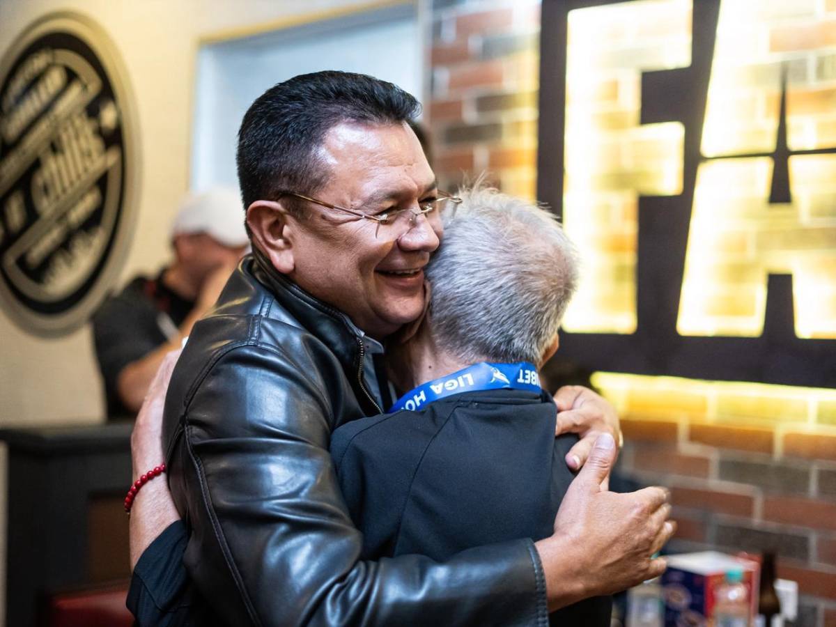 Ex jugador de Motagua se filtra en exclusiva celebración del Olimpia por el título 40