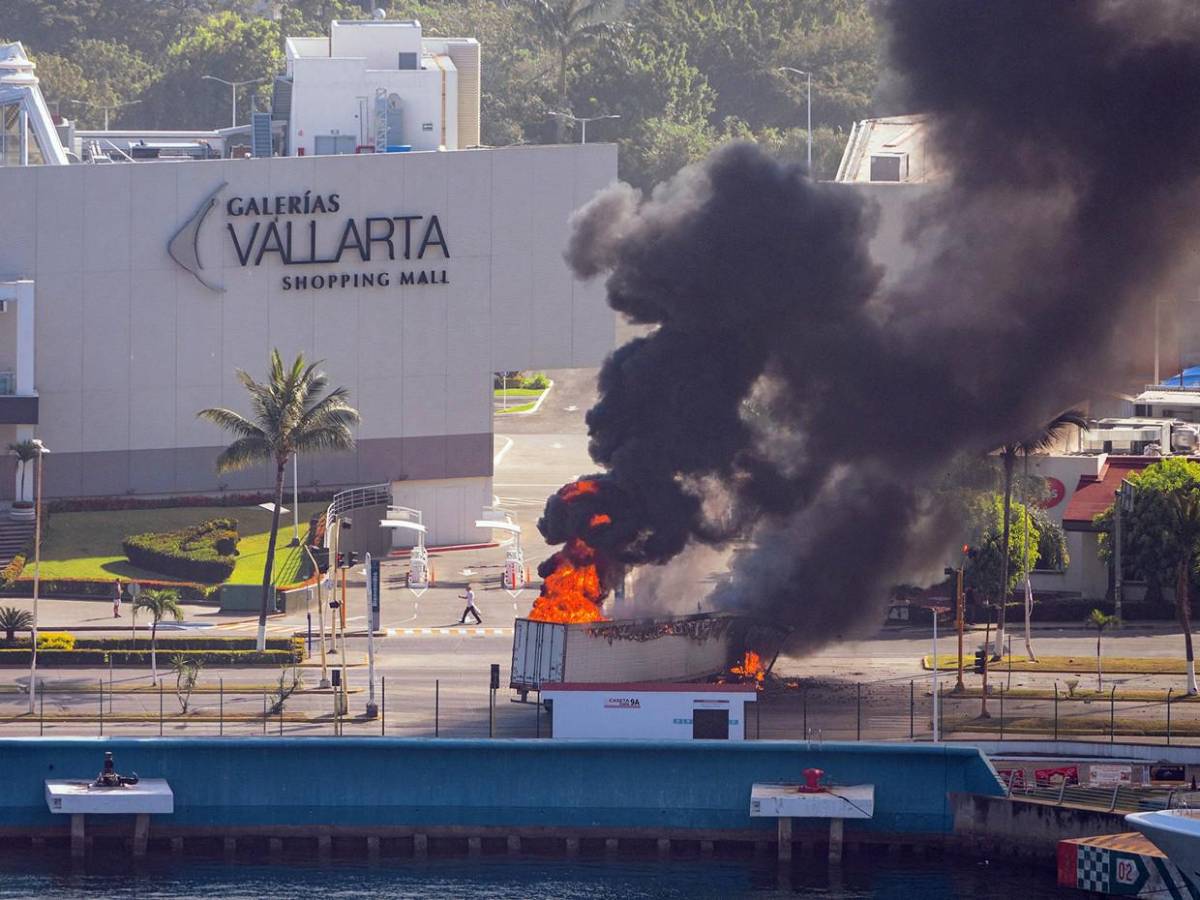 El caos que vivió por 12 horas Puerto Vallarta tras caída de El Mencho