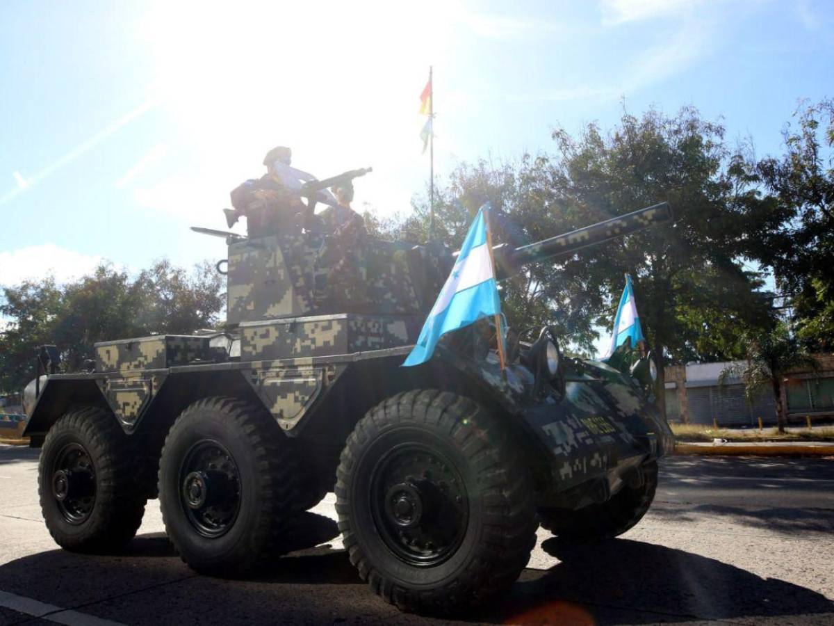 En medio de tensión política, FF AA realiza desfile militar para conmemorar bicentenario del Ejército