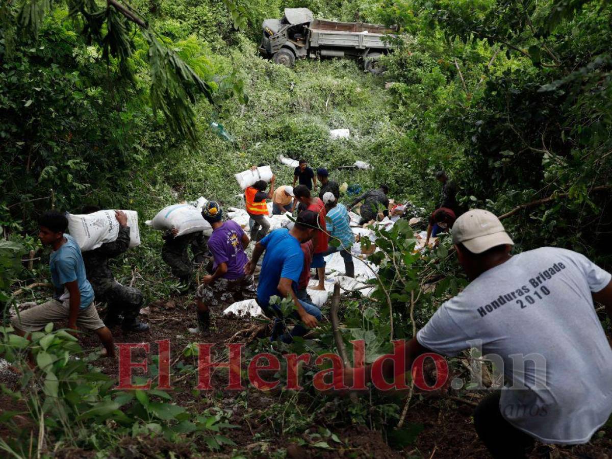 En Santiago, Pimienta, llegó ayuda humanitaria, escalando cerros para la entrega.