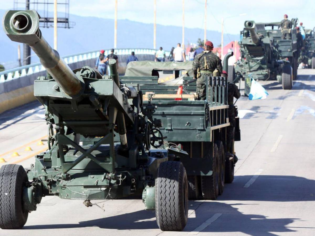 En medio de tensión política, FF AA realiza desfile militar para conmemorar bicentenario del Ejército