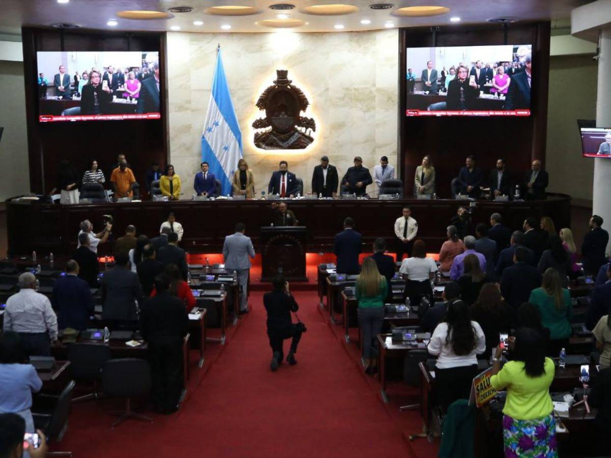 Entre risas y abrazos, así reciben al padre Leopoldo Serrano en el Congreso Nacional