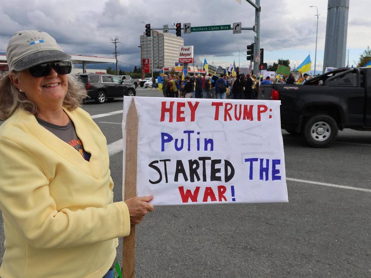 Entre alfombra roja y carteles de rechazo: así fue recibido Putin en Alaska