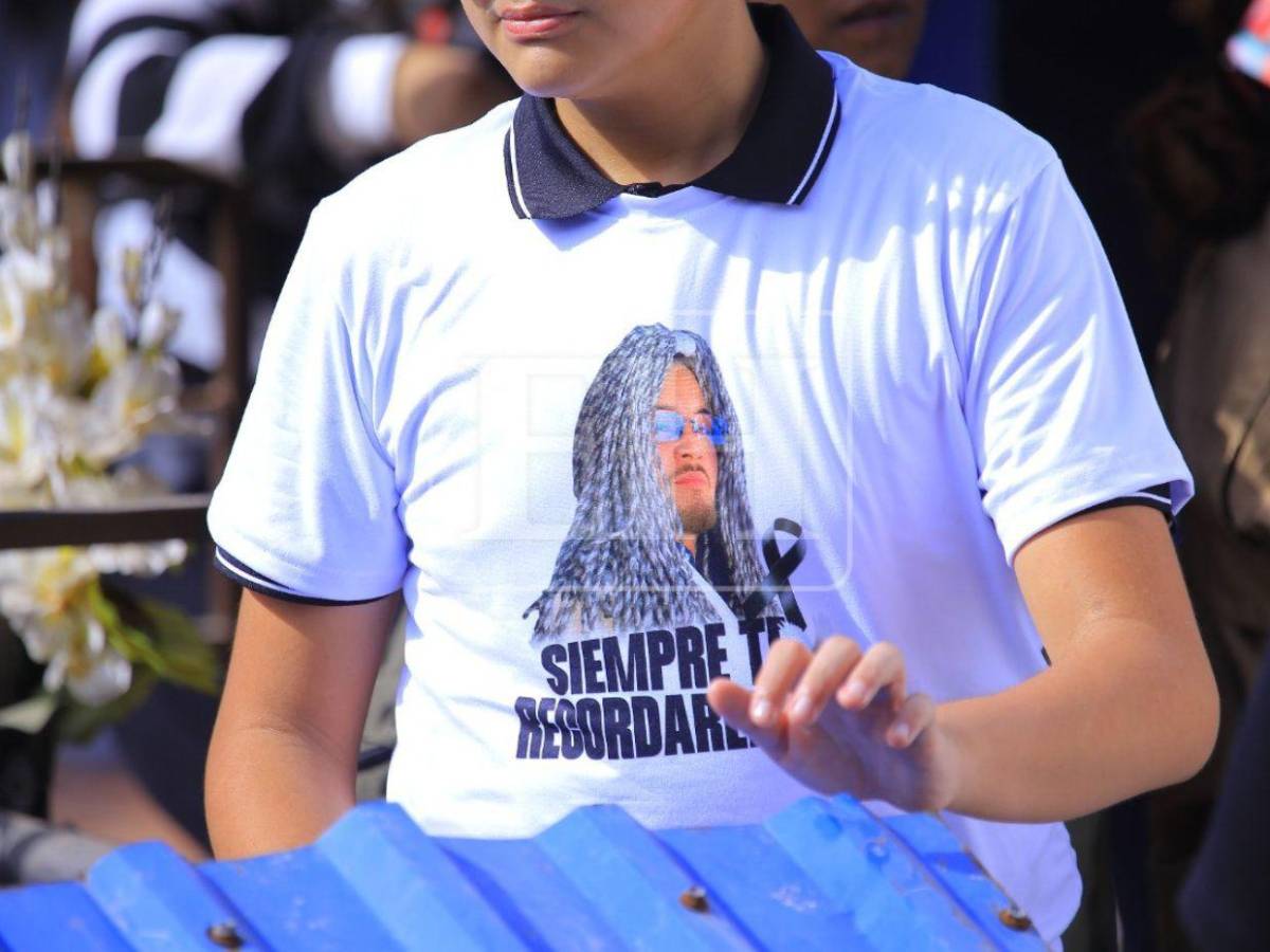 Entre fotos, globos blancos y alabanzas, así fue la sentida despedida de Hernán Martínez