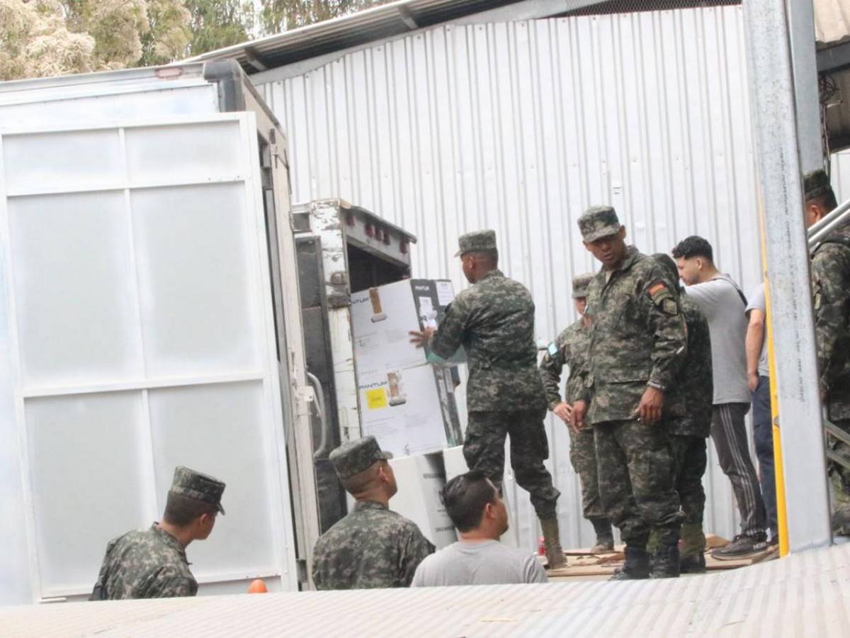 Inicia la esperada descarga de maletas electorales en Centro Logístico del CNE