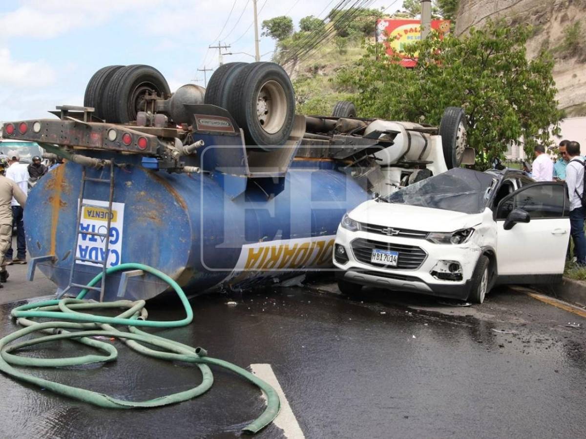 Aplastados quedaron vehículos tras volcamiento de camión cisterna en anillo periférico