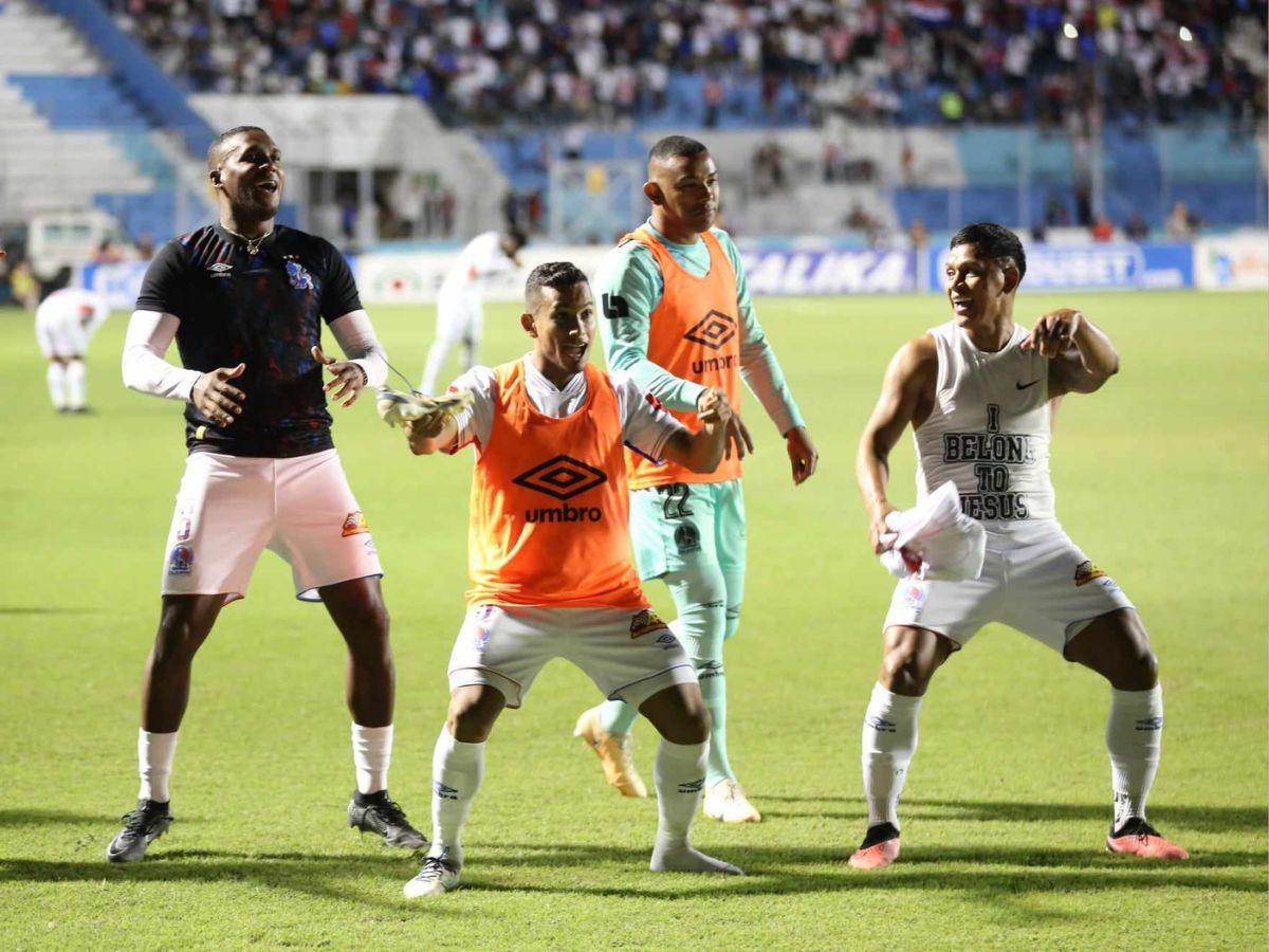 Olimpia festejó por todo lo alto el pase a la gran final y ya piensa en Motagua. Olimpia festejó por todo lo alto el pase a la gran final y ya piensa en Motagua.