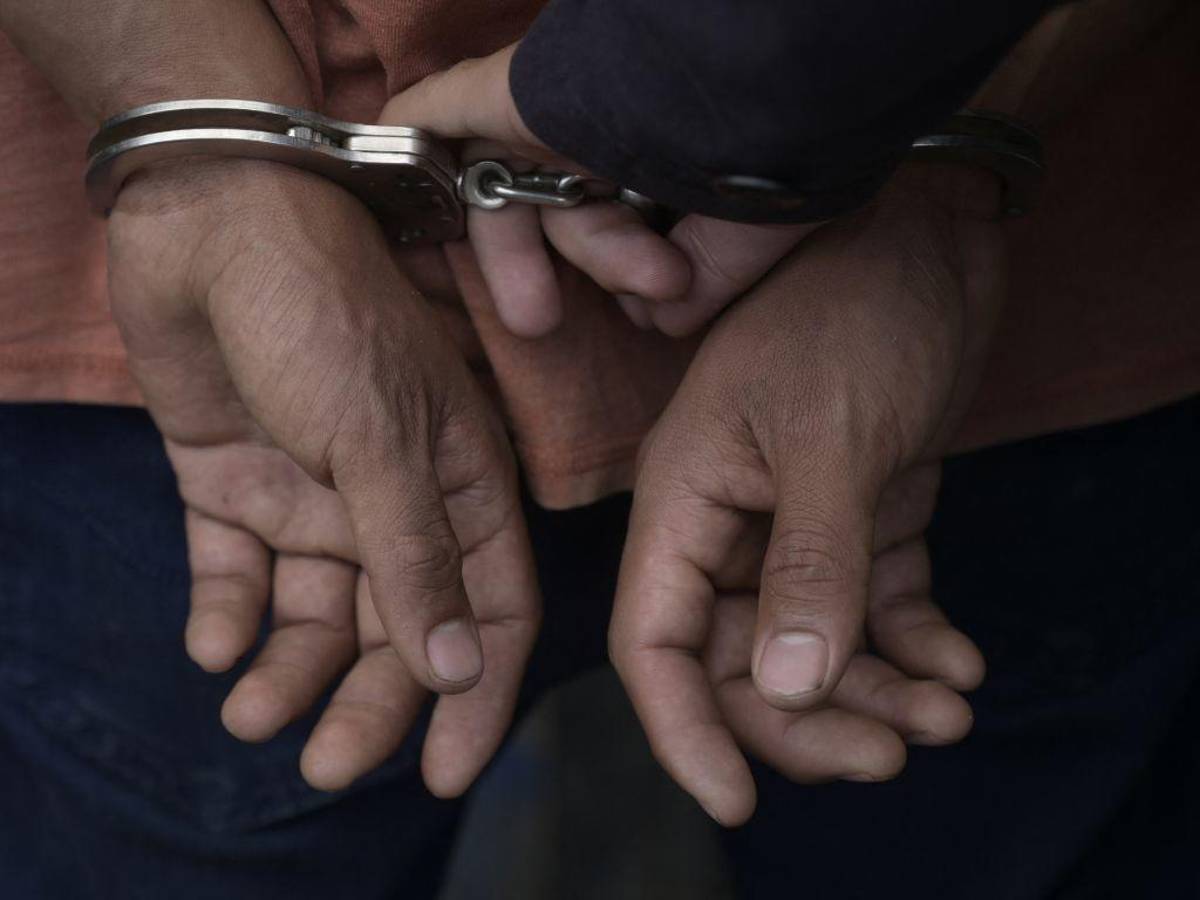 El Salvador aprueba penar con hasta 15 años de prisión difundir mensajes de pandillas en medios