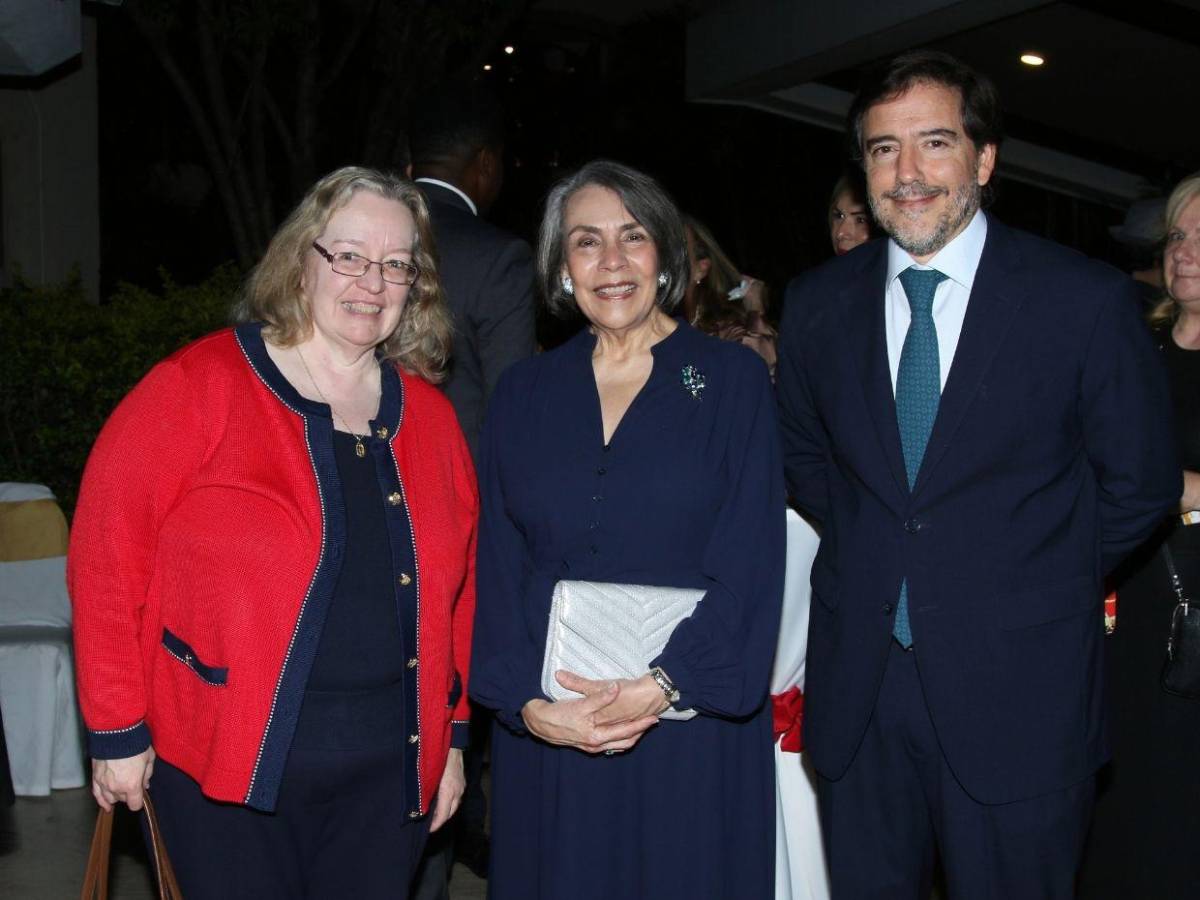 Anfitriones e invitados especiales brindan por la Unidad Alemana