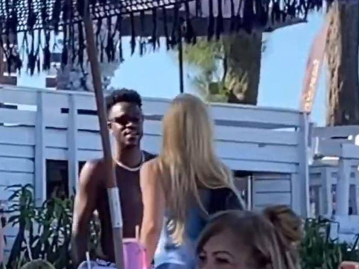 Las vacaciones de Vinicius con su exuberante pareja tras el cambio de rostro al que se sometió