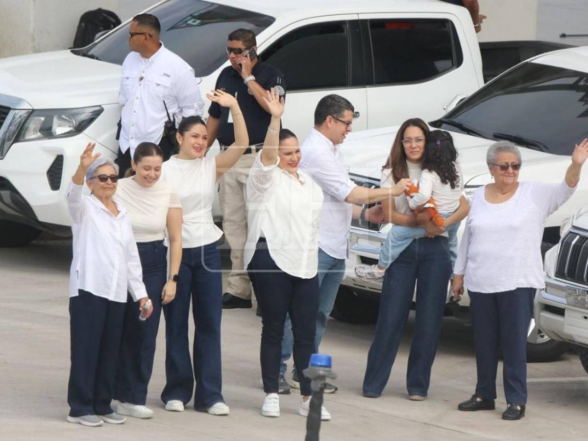 De blanco y entre abrazos: así esperó familia Hernández a JOH en Palmerola