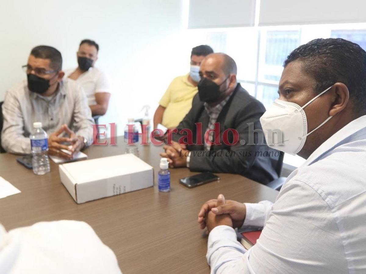 Sponda escuchando las propuestas de la dirigencia del magisterio en su primera reunión como ministro de Educación.