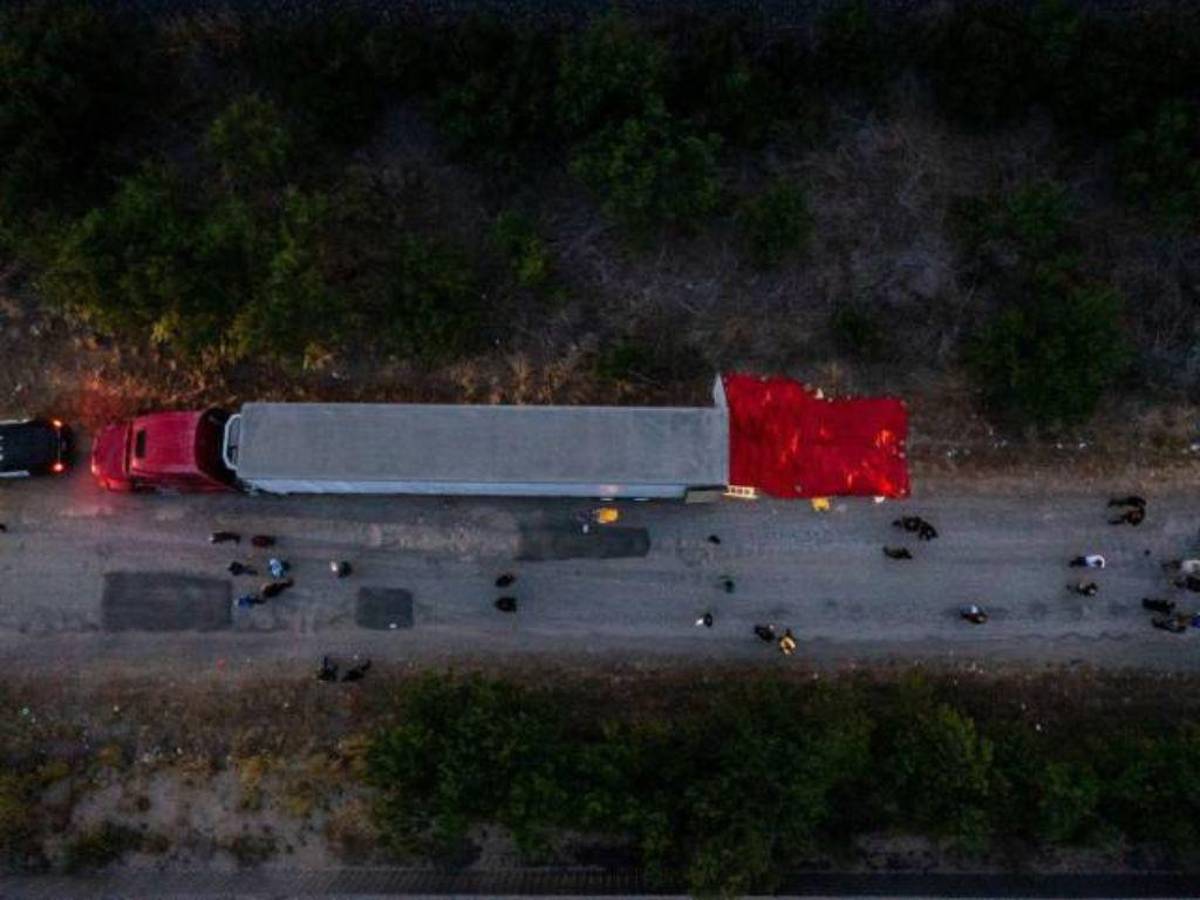 Incrementa a 14 el número de hondureños muertos al interior de tráiler en Texas, según INM de México