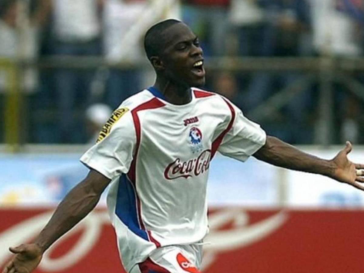 Acompaña a su hijo y a esto se dedica: La nueva vida de Maynor Figueroa en Inglaterra