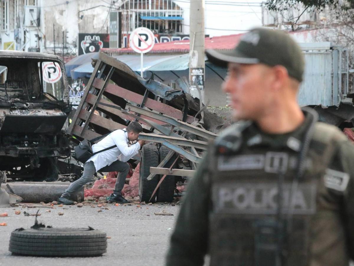 Destrozos y once heridos tras explosión de coche bomba en Cúcuta, Colombia