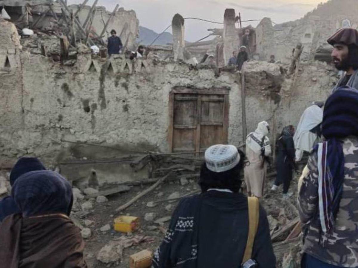 Cerca de mil de muertos deja potente terremoto en Afganistán