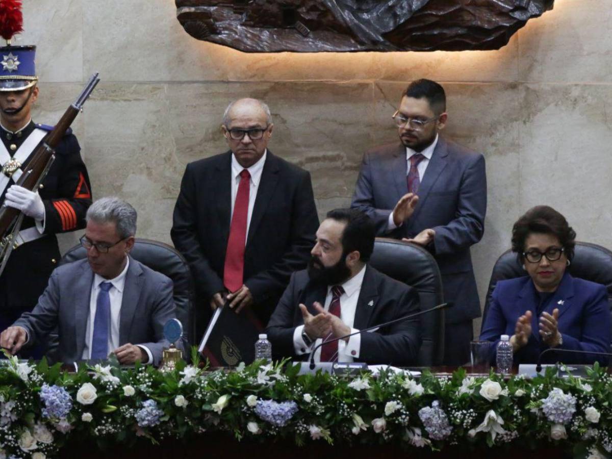 Funcionaria que besó a Redondo fue modelo en programa deportivo de Nasralla