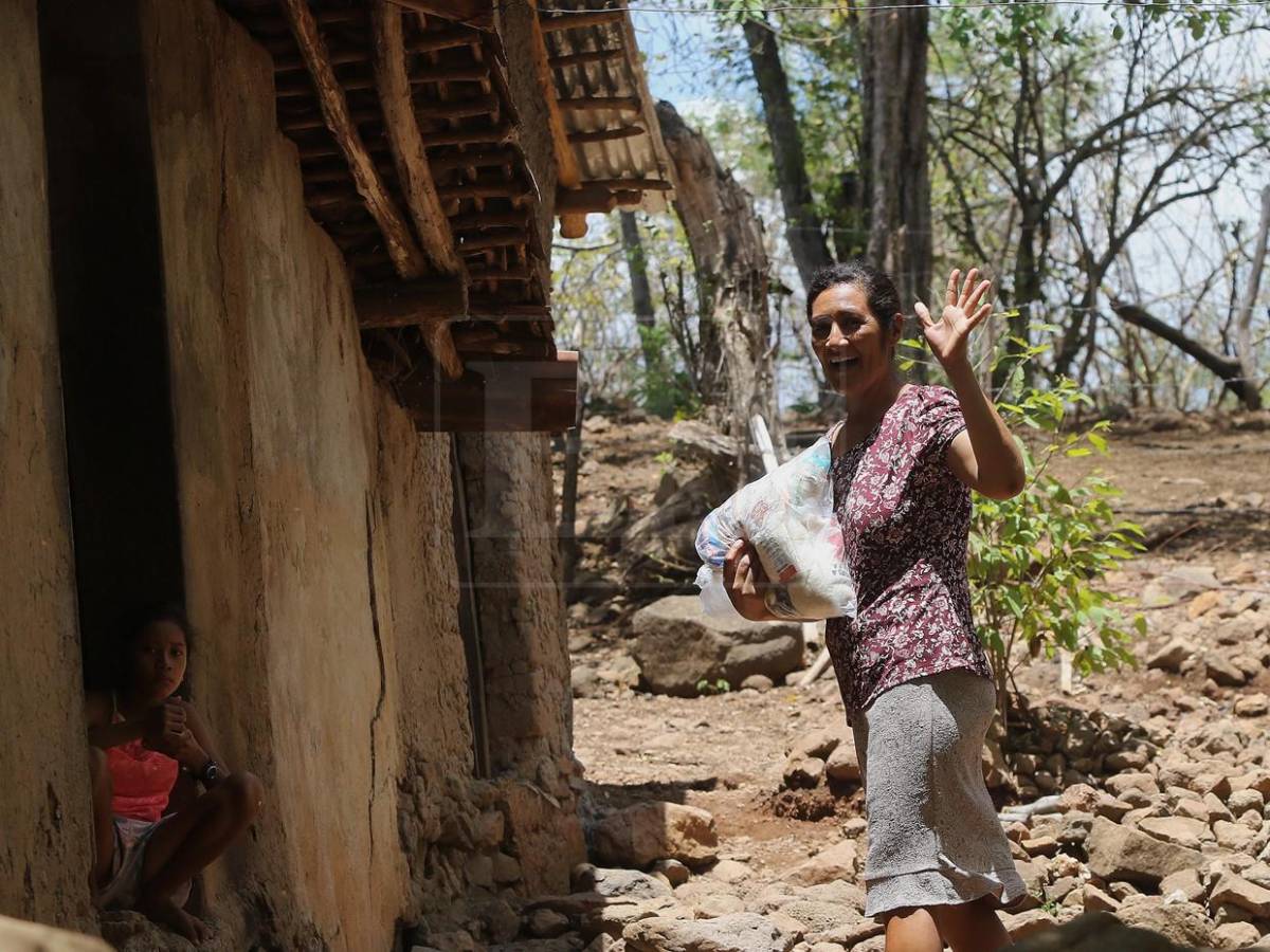 Lágrimas de alegría y sonrisas en la entrega de ayuda en el Corredor Seco