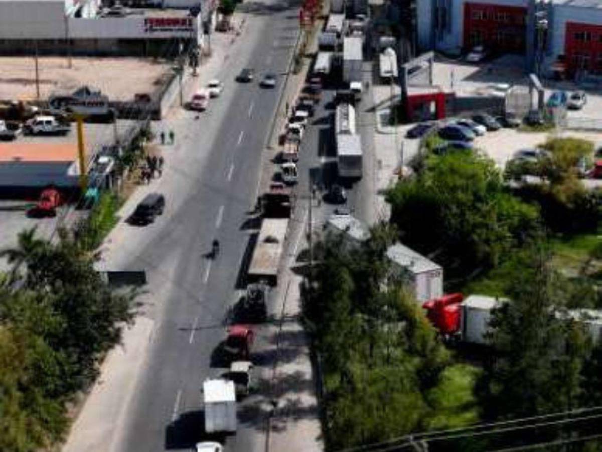 Desde lo alto, así se observaba la fila de vehículos esperando avanzar para salir de la capital.