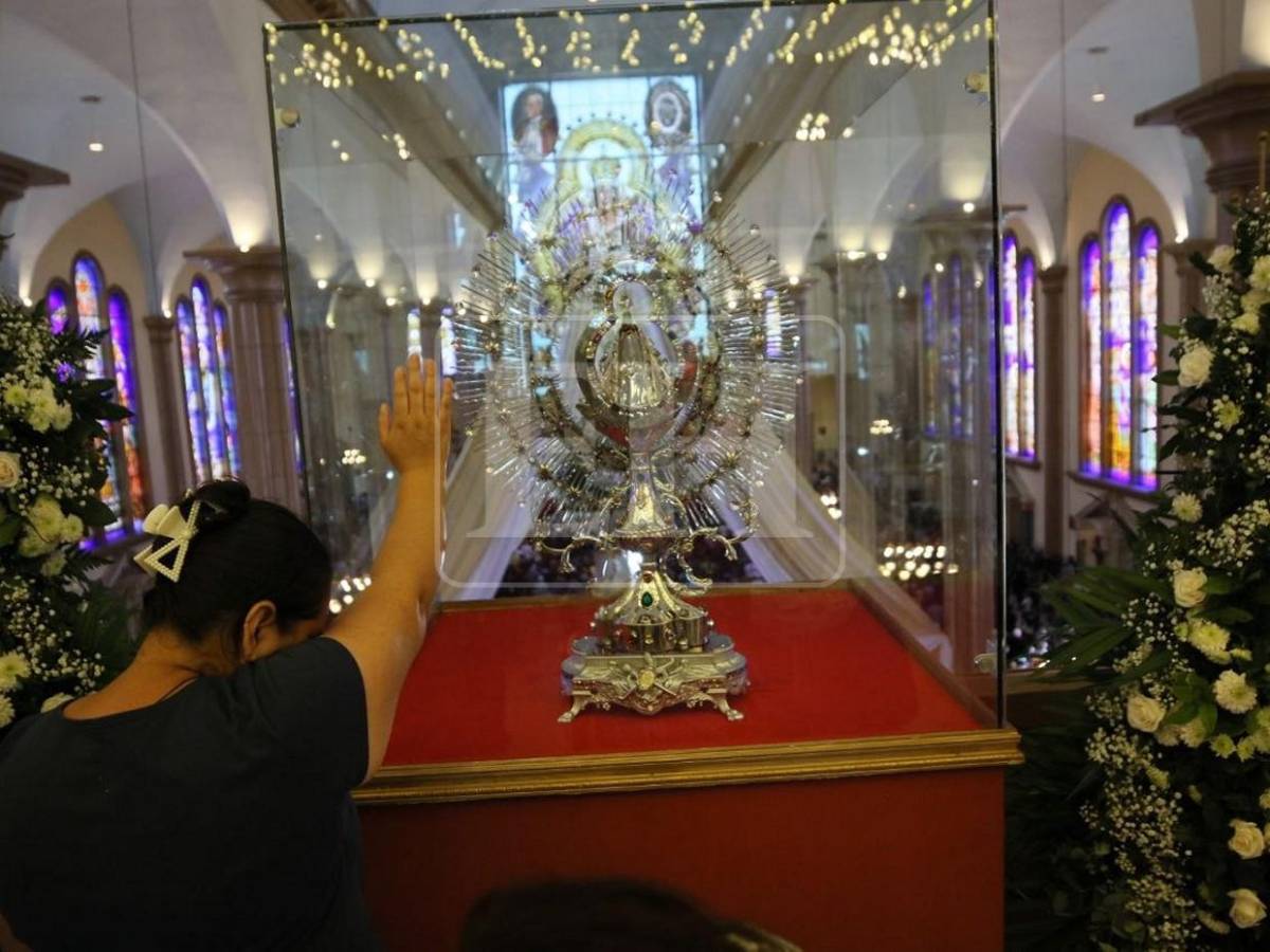 Entre devoción y oraciones: fieles llenan este sábado la Basílica Menor de Suyapa