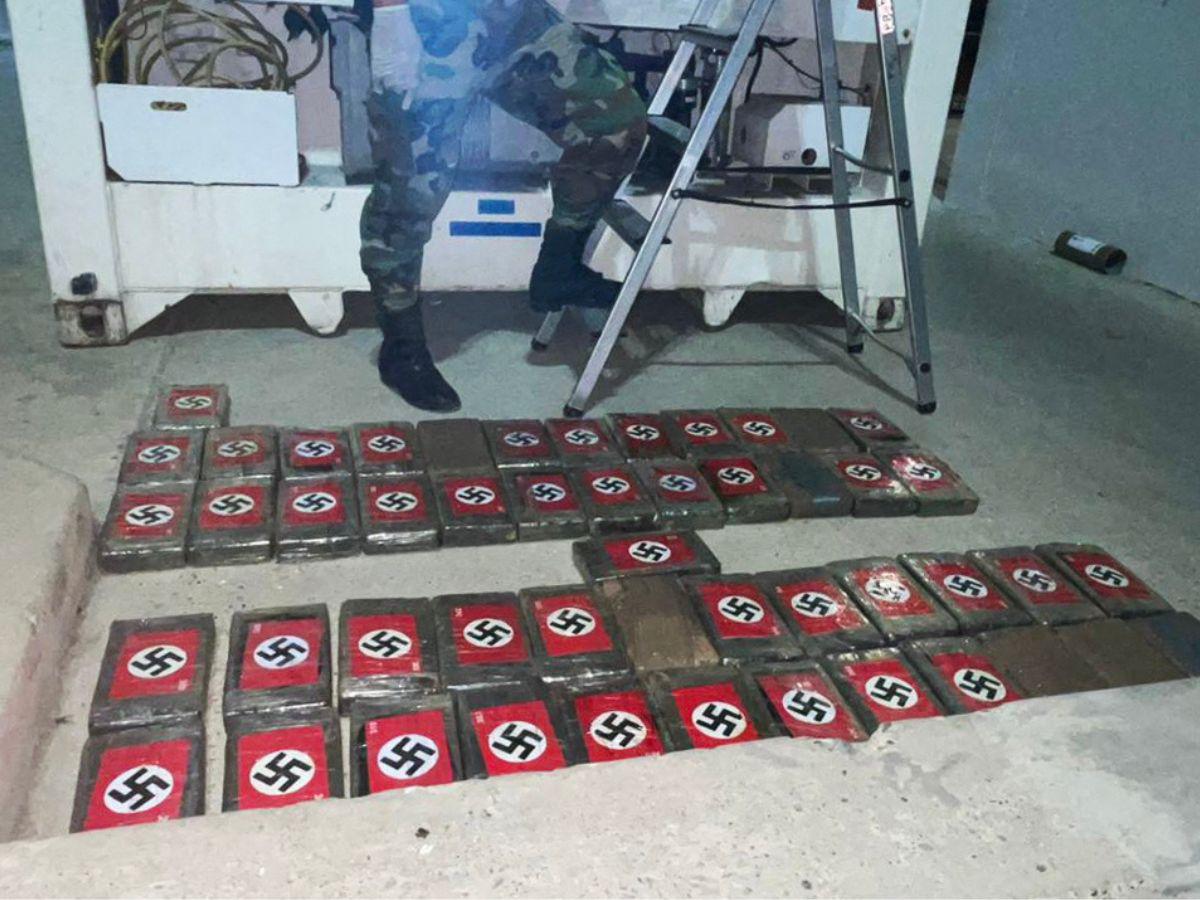 La droga estaba repartida en 50 paquetes, del tamaño de un ladrillo, caracterizados cada uno por llevar la esvástica que el nazismo.