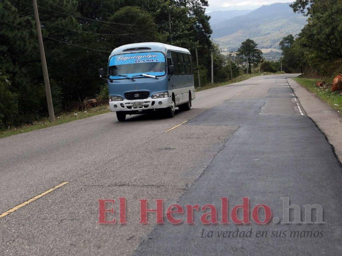 Media carretera hacia Danlí es de concreto hidráulico y lo demás está deteriorado.
