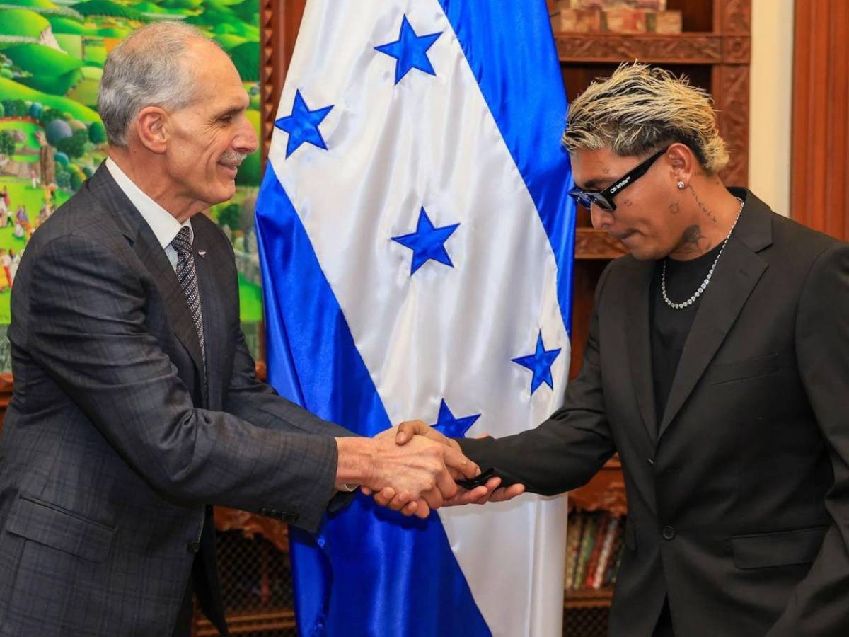 Tiktokers liderados por Supremo viajan a Perú a un partido: esto les dio de dinero el presidente Nasry Asfura