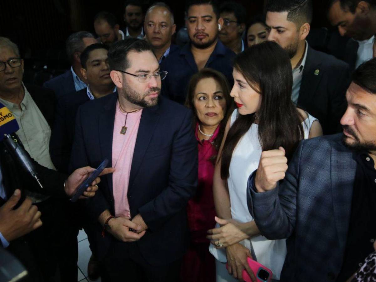 Diputados liberales abandonan el Congreso tras ataques contra Salvador Nasralla