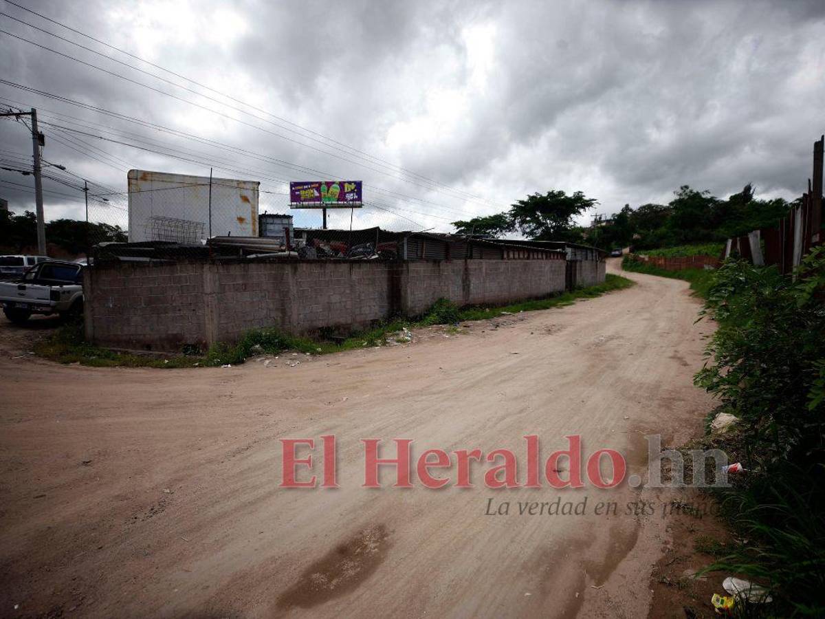 Esta es una antigua carretera que está en la aldea La Cañada, a la orilla del anillo periférico. Esta vía solo permite el acceso a ciertas colonias y es de terracería. Se usa como referencia, pero la nueva carretera se tendrá que ampliar.