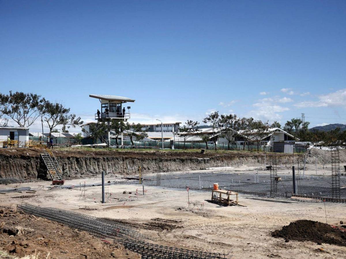 Rodrigo Chaves y Nayib Bukele colocan primera piedra de megacárcel en Costa Rica inspirada en CECOT