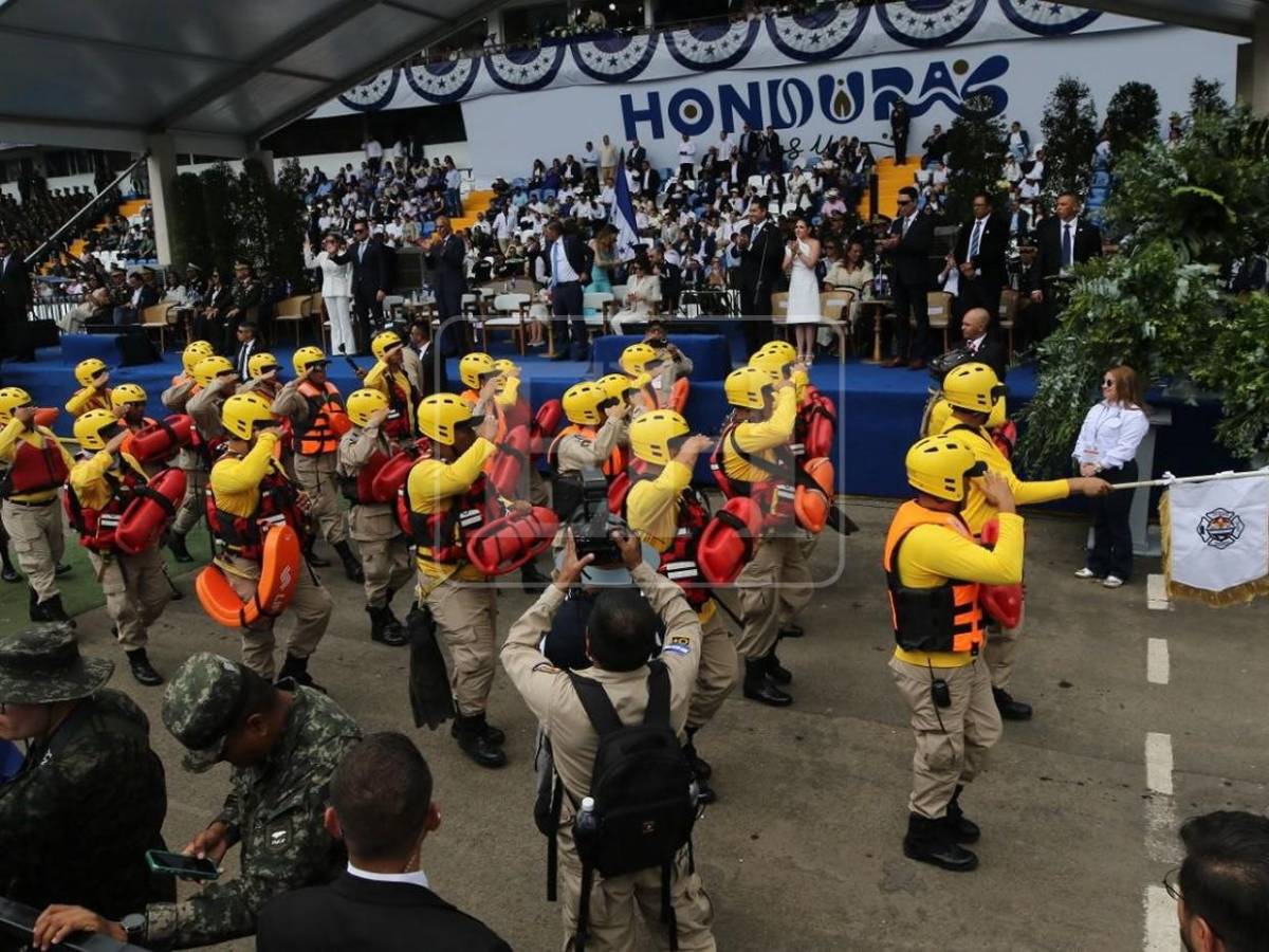 Disciplina y patriotismo: militares, policías y bomberos destacan en los desfiles patrios