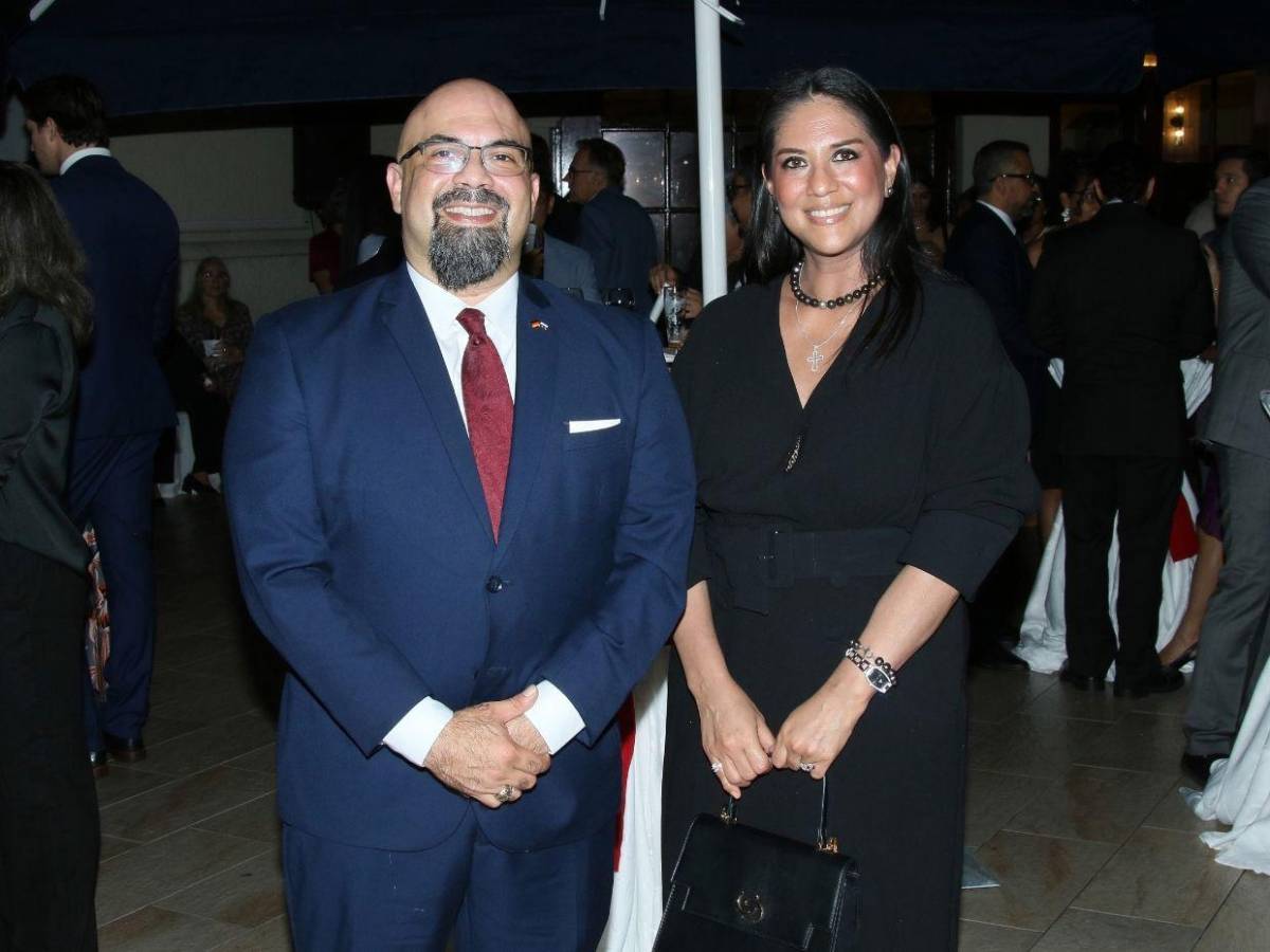 Anfitriones e invitados especiales brindan por la Unidad Alemana