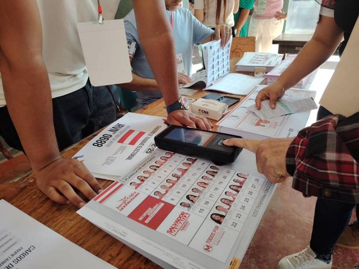 Hondureños votan con sistema biométrico, protagonista en las primarias 2025