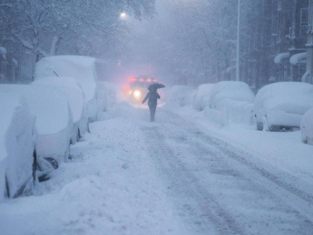Nueva York paralizada por histórica tormenta de nieve que vacía calles