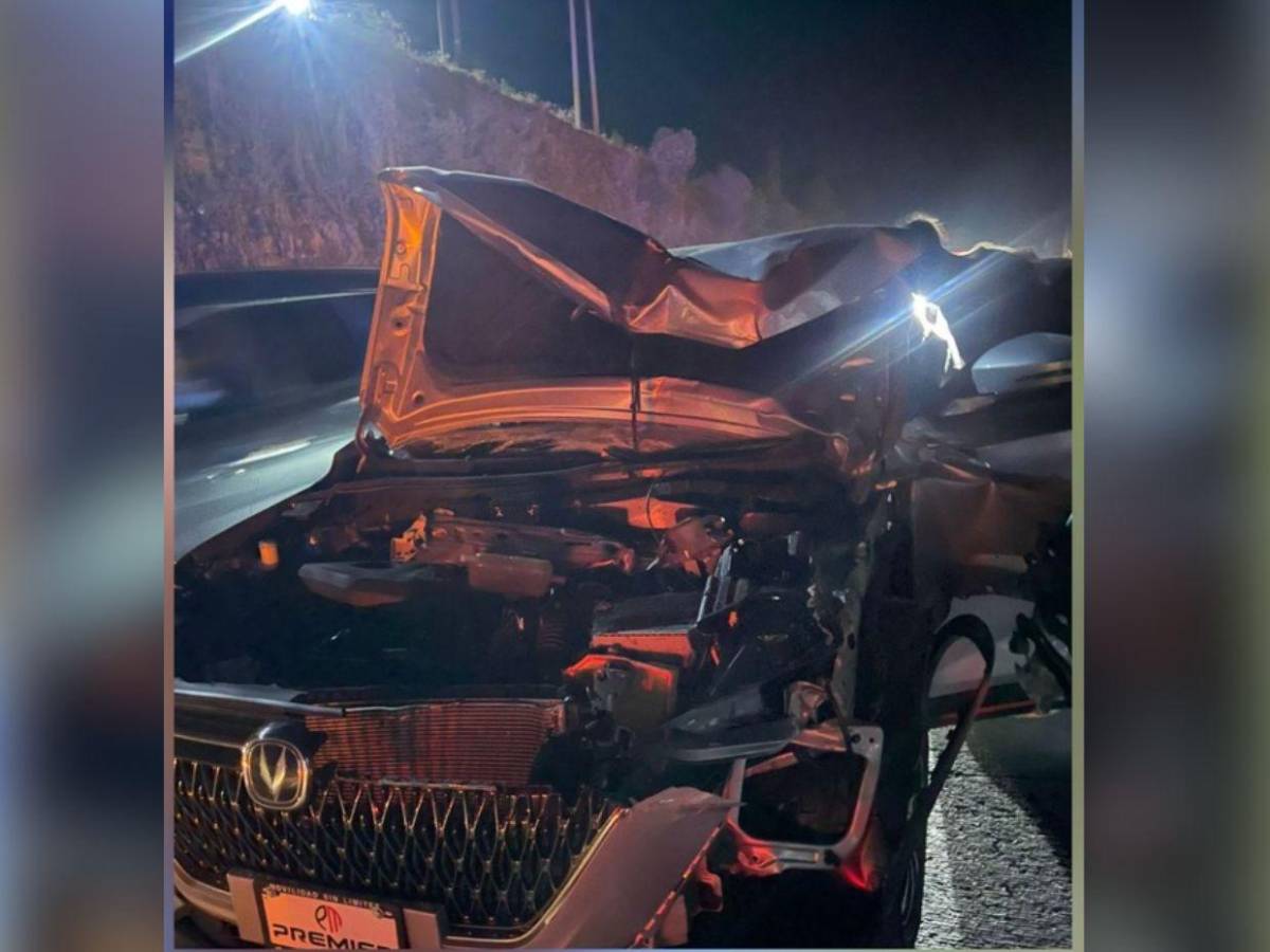 Así quedó el carro del “Droopy” Gómez luego que un vehículo pesado le quitara la vía