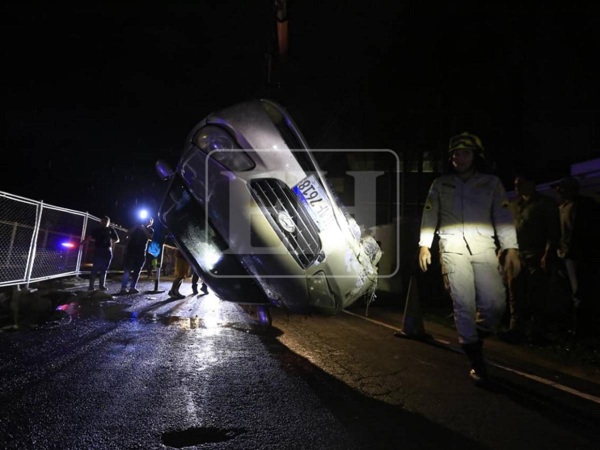 Conductora se libró de morir al ser tragada con todo y auto por socavón en SPS