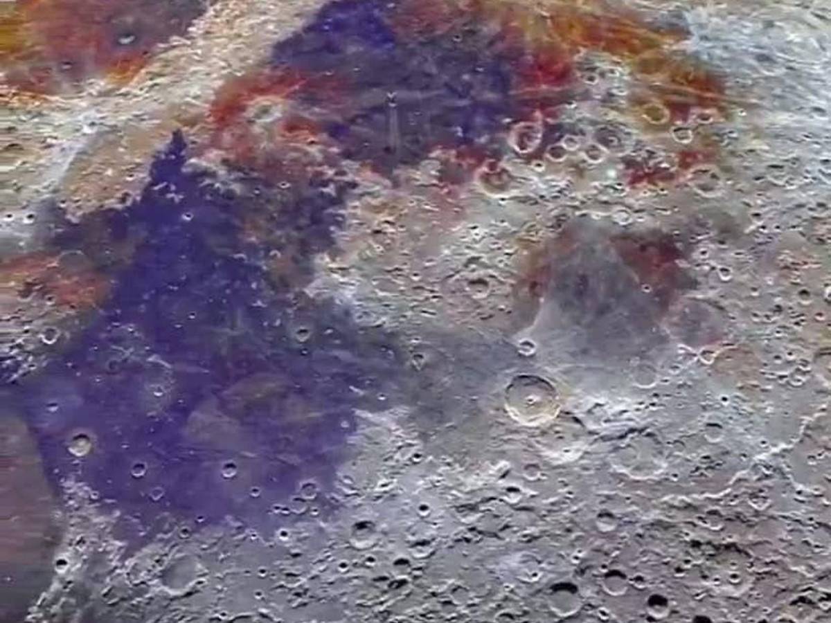 ¿Qué significan las fotografías de la Luna con colores en su superficie?