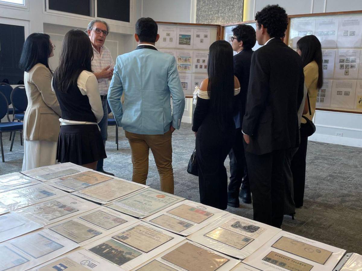 Estudiantes recorren Exposición Filatélica y de Portadas de El Heraldo
