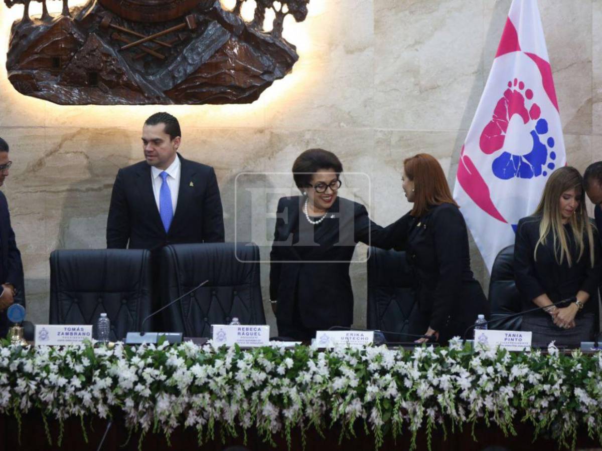 ¿Qué significa la bandera blanca junto a la de Honduras en la parte frontal del Congreso?