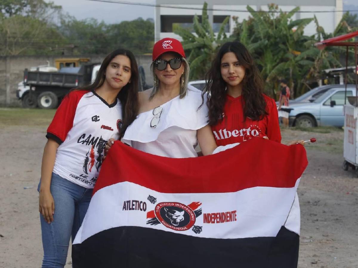 Esposa de jugador sorprendió: Las lindas chicas en la finalísima por ascenso a Liga Nacional